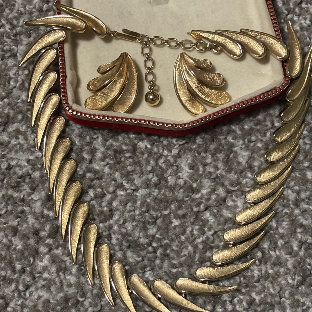 Trifari Gold Leaf Necklace and Earring Set